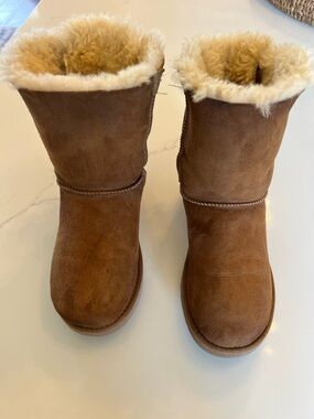 UGG Women's Bailey Bow II boots in chestnut color Size 7